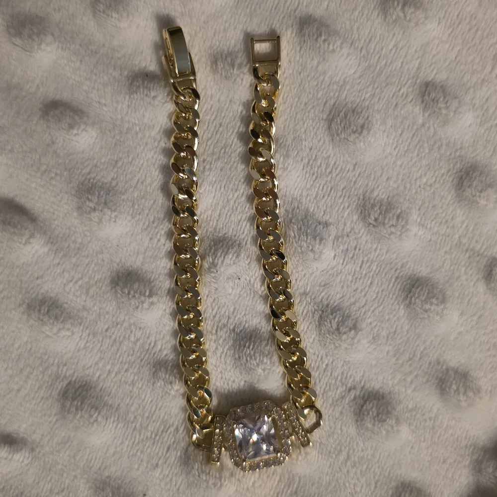 Gold Chain Bracelet with Crystal Centerpiece - Picture 4 of 9